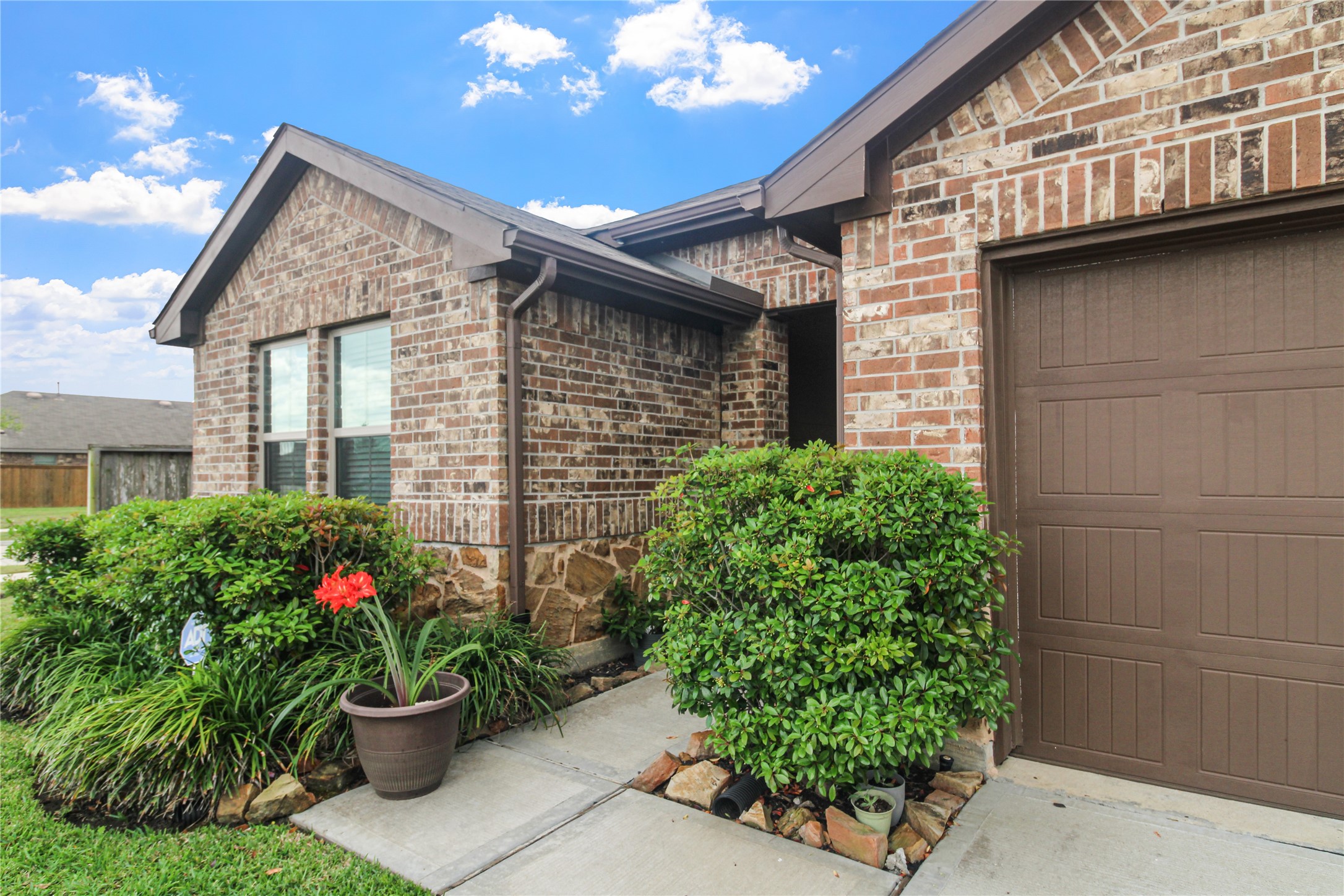 6706 Twin Oaks Lane Rosenberg, TX 77469 - Photo 4 of 32 Texas Traditional style with 3 sided brick home and cement board on back