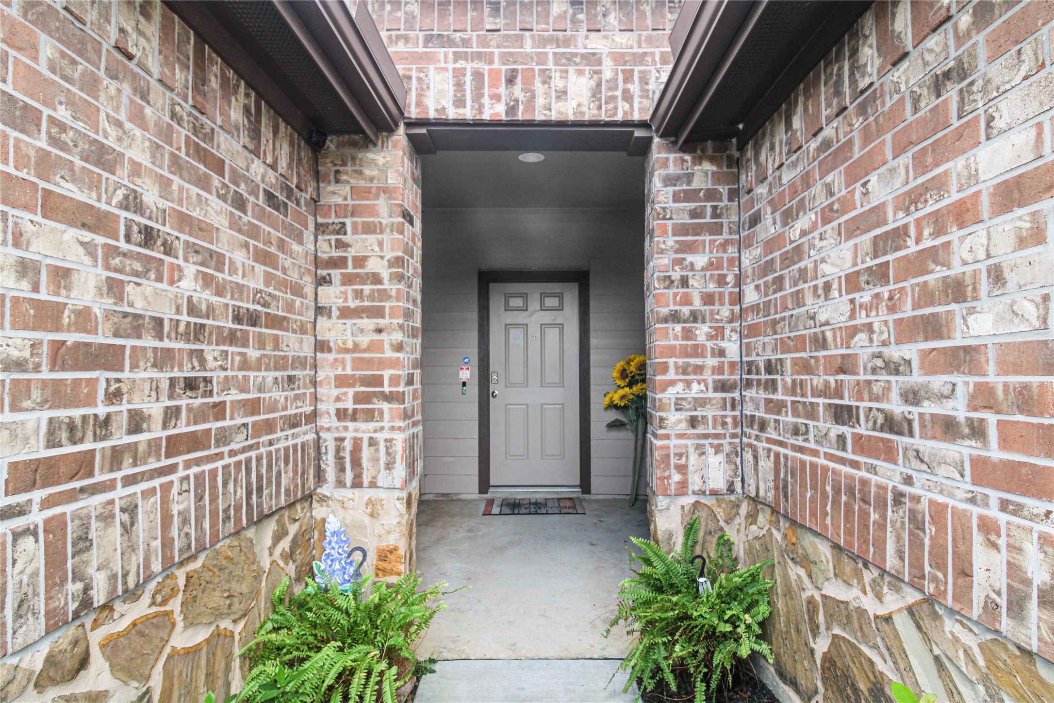 6706 Twin Oaks Lane Rosenberg, TX 77469 - Photo 5 of 32 Nice private walkway to front porch area