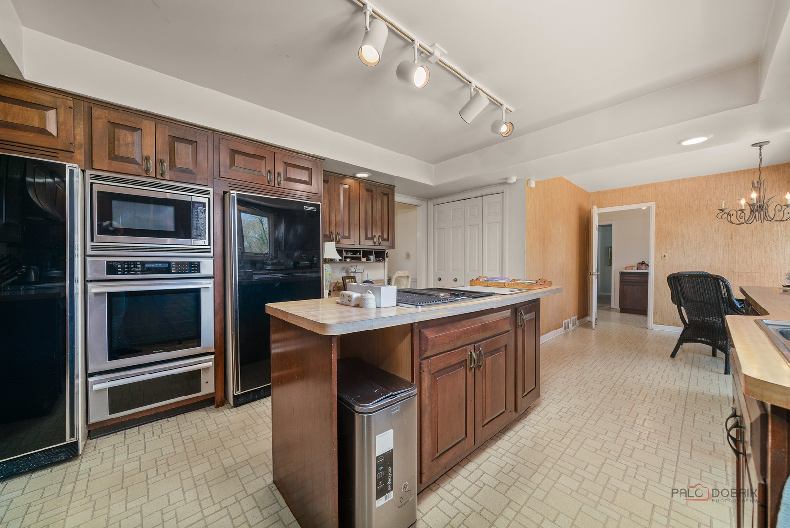 37 Forest Hills Road Lake Bluff, IL 60044 - Photo 17 of 52 a kitchen with stainless steel appliances granite countertop a sink stove and refrigerator