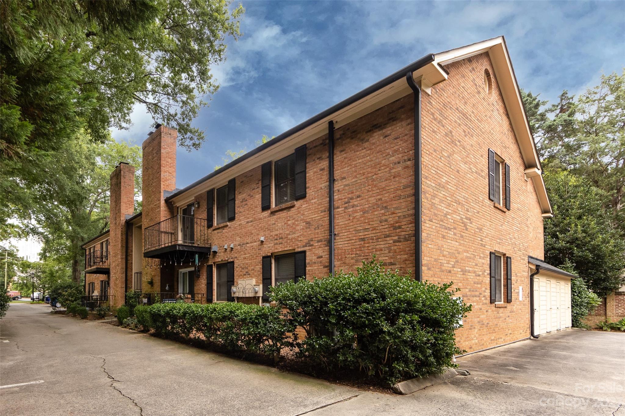 1336 Queens Road Charlotte, NC 28207 - Photo 5 of 36 a brick building with a large windows