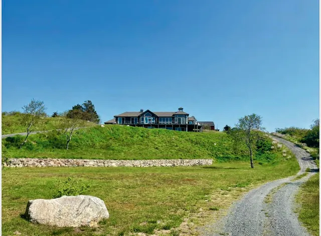 a view of a back yard of the house and green space