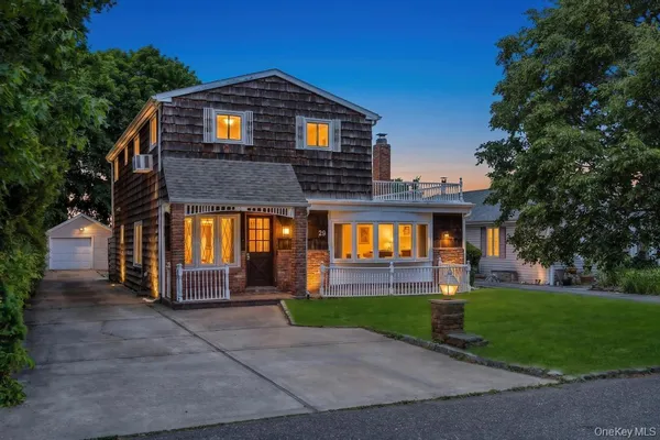 $724,999 | 29 Pearsall Street, Babylon, NY 11702