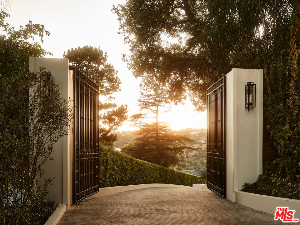 851 Strada Vecchia Road Los Angeles, CA 90077 - Photo 3 of 29 Gallery Image 3
