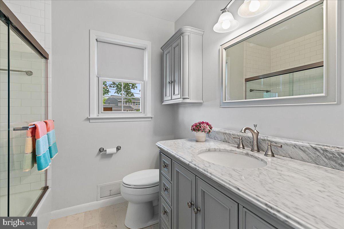2 Abbott Road Trenton, NJ 08690 - Photo 17 of 29 Full Bathroom