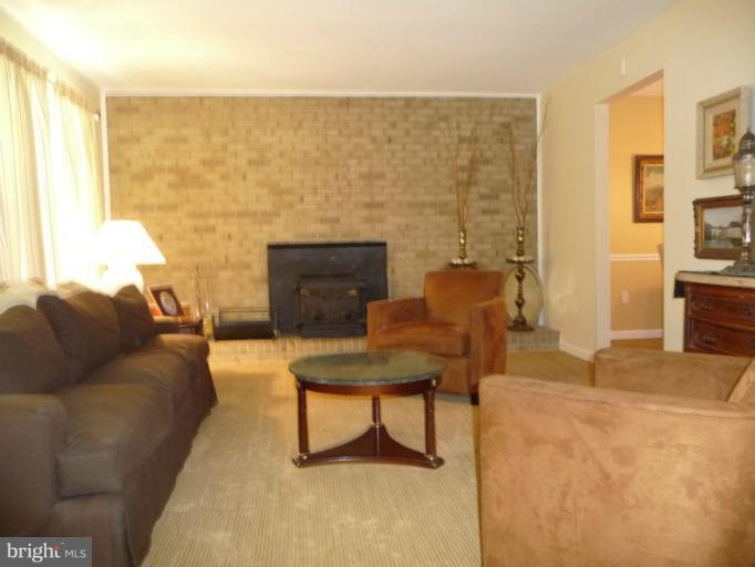 11130 Country Road Dunkirk, MD 20754 - Photo 2 of 30 Living Room