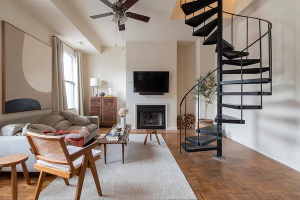$2,300 | 3751 North Halsted Street, Unit 201, Chicago, IL 60613