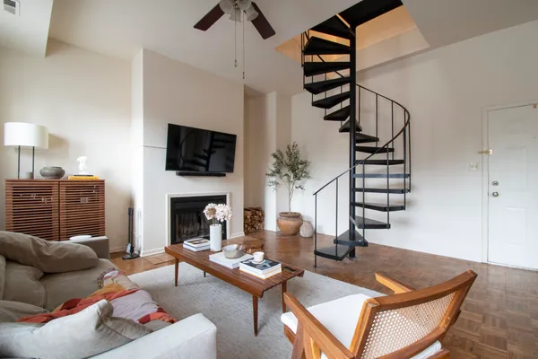 $2,300 | 3751 North Halsted Street, Unit 201, Chicago, IL 60613