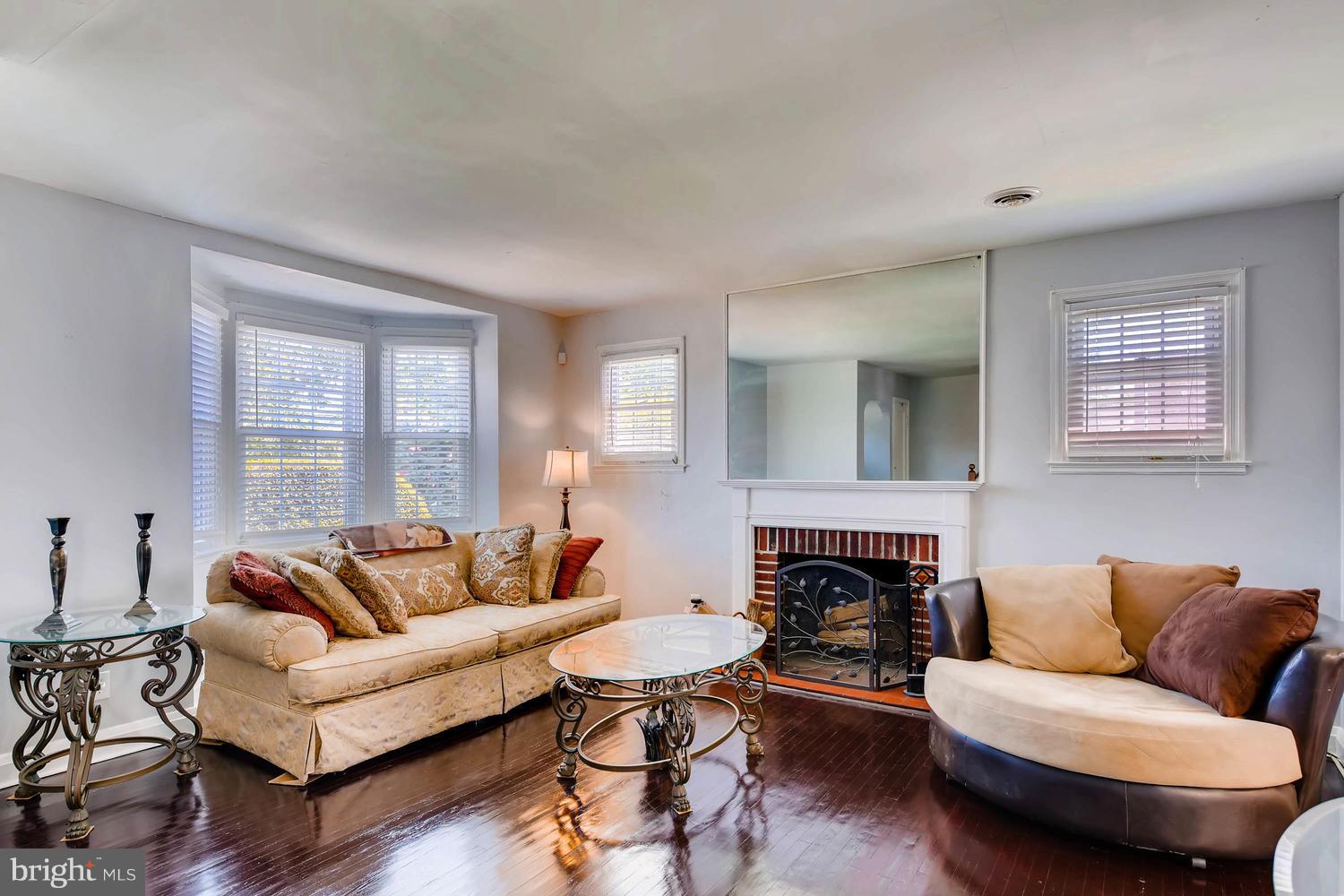 1635 Kingsway Road Baltimore, MD 21218 - Photo 3 of 27 Living Room