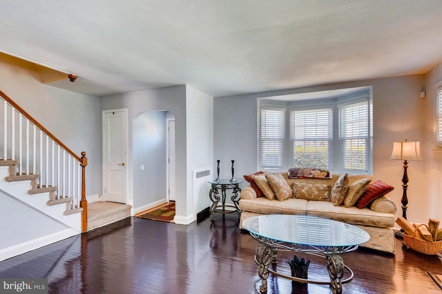 1635 Kingsway Road Baltimore, MD 21218 - Photo 4 of 27 Living Room