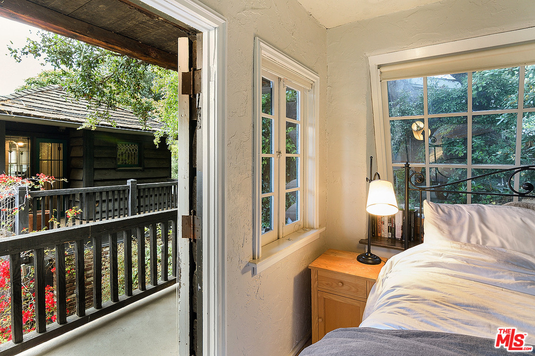 37 Haldeman Road Santa Monica, CA 90402 - Photo 16 of 23 a living room with furniture tv and a window