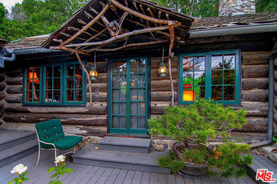37 Haldeman Road Santa Monica, CA 90402 - Photo 18 of 23 a view of a chair and table in the patio and a backyard