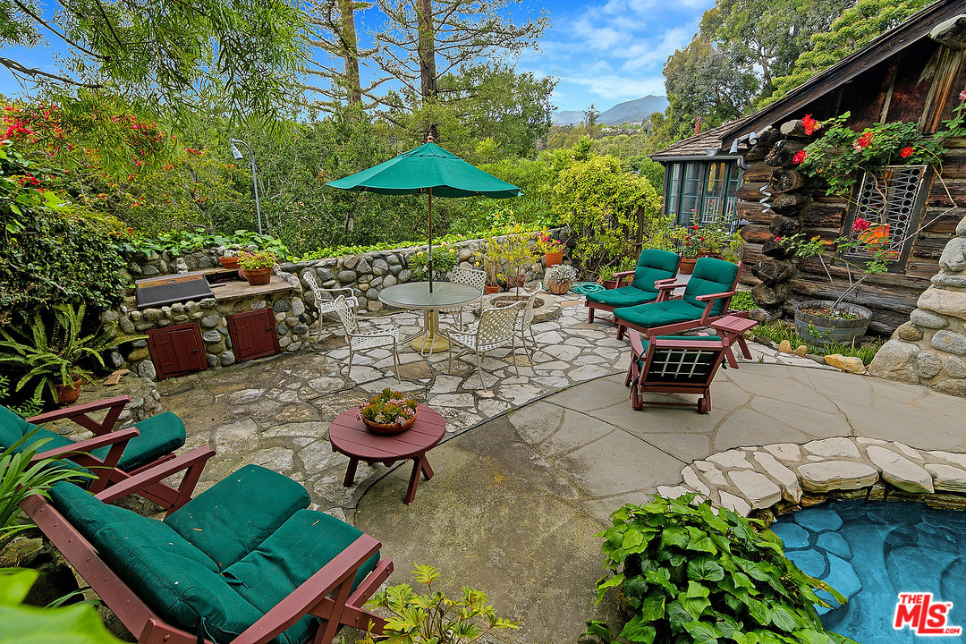 37 Haldeman Road Santa Monica, CA 90402 - Photo 19 of 23 a view of a backyard with plants and a patio
