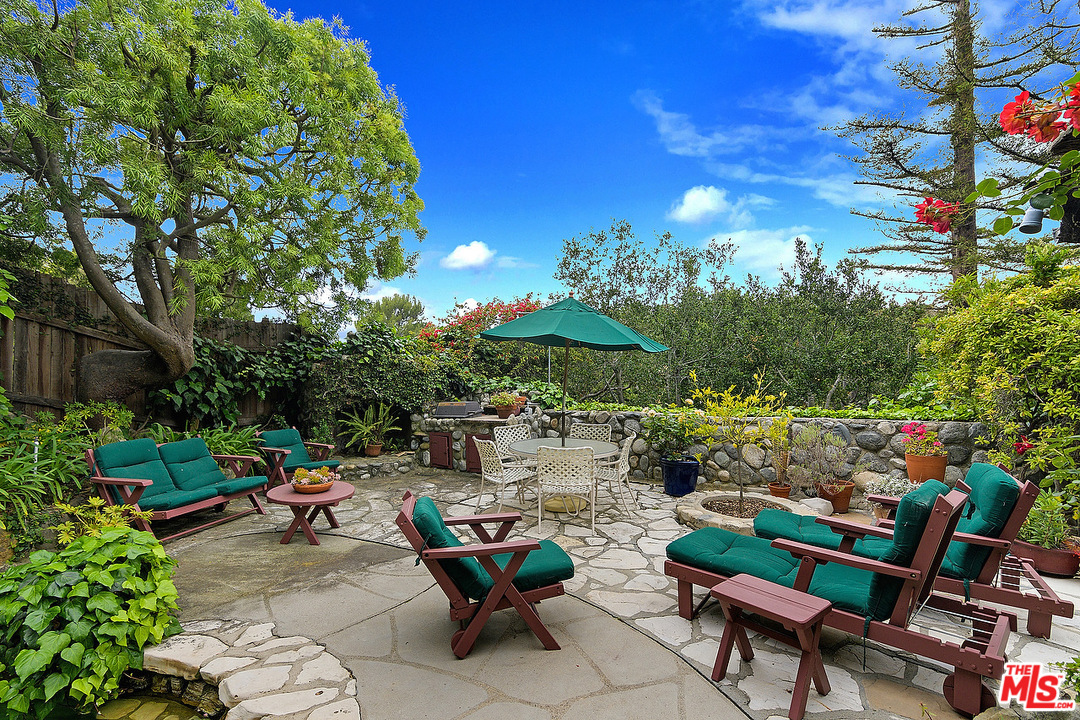 37 Haldeman Road Santa Monica, CA 90402 - Photo 20 of 23 a view of yard with outdoor seating and green space