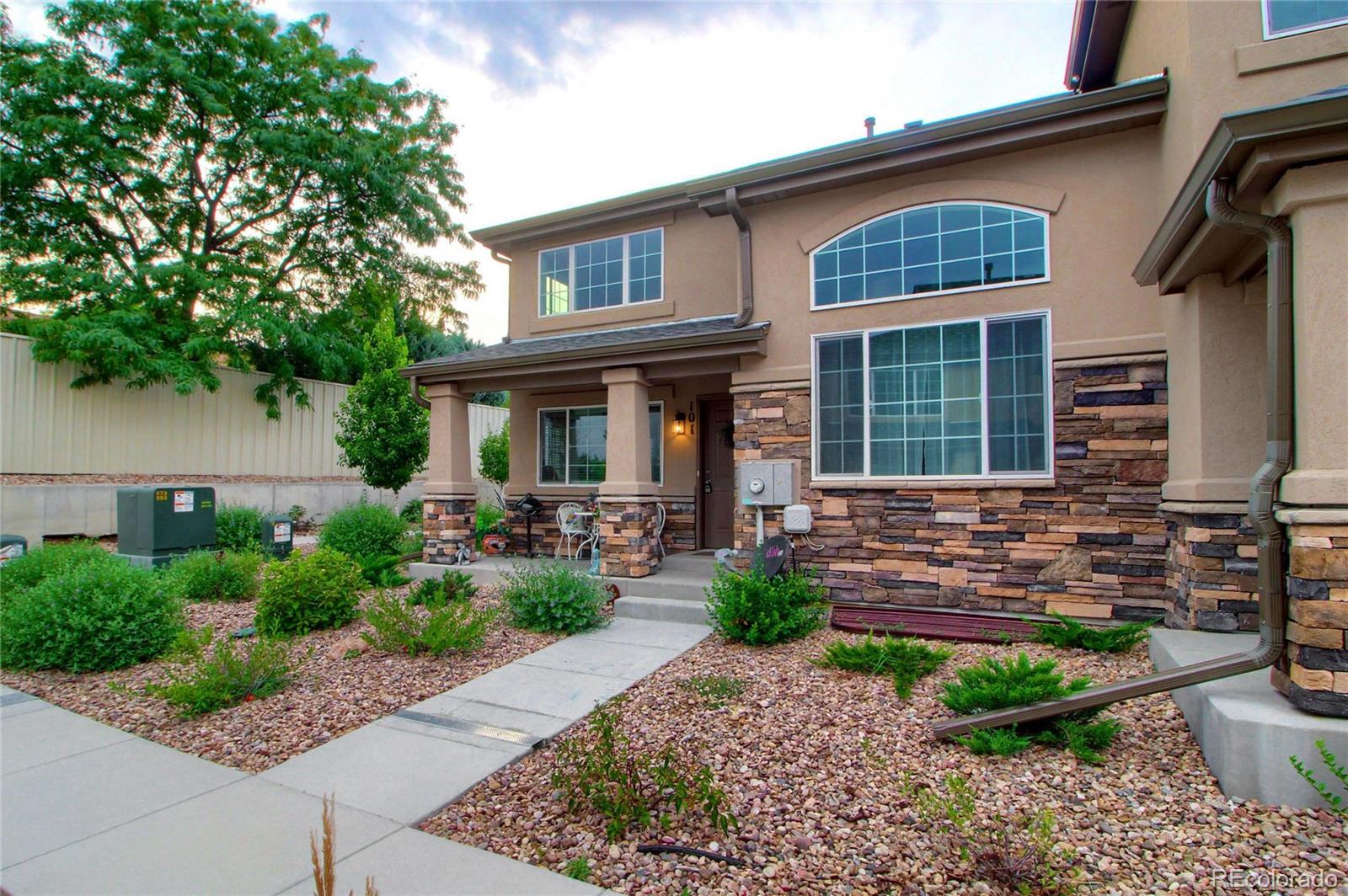1335 South Chambers Road, Unit 101 Aurora, CO 80017 - Photo 4 of 40 a front view of a house with garden