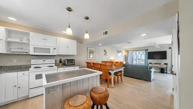 $3,850 | 445 Gulf Shore Drive, Unit 7, Destin, FL 32541