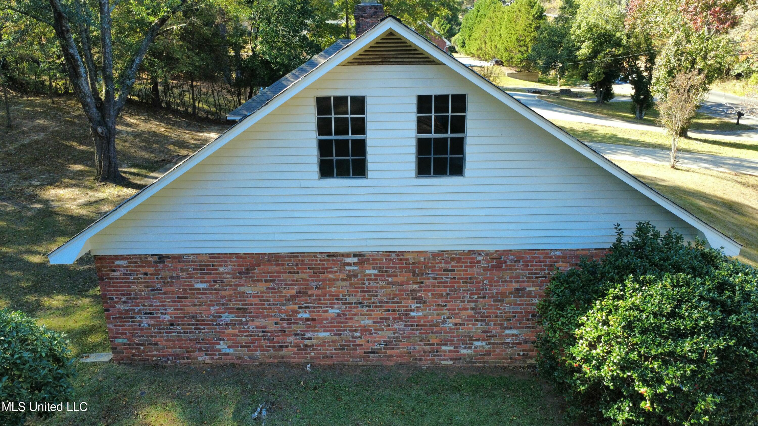 517 North Hills Street Meridian, MS 39305 - Photo 13 of 40 dji_fly_20251115_123742_167_176323187504