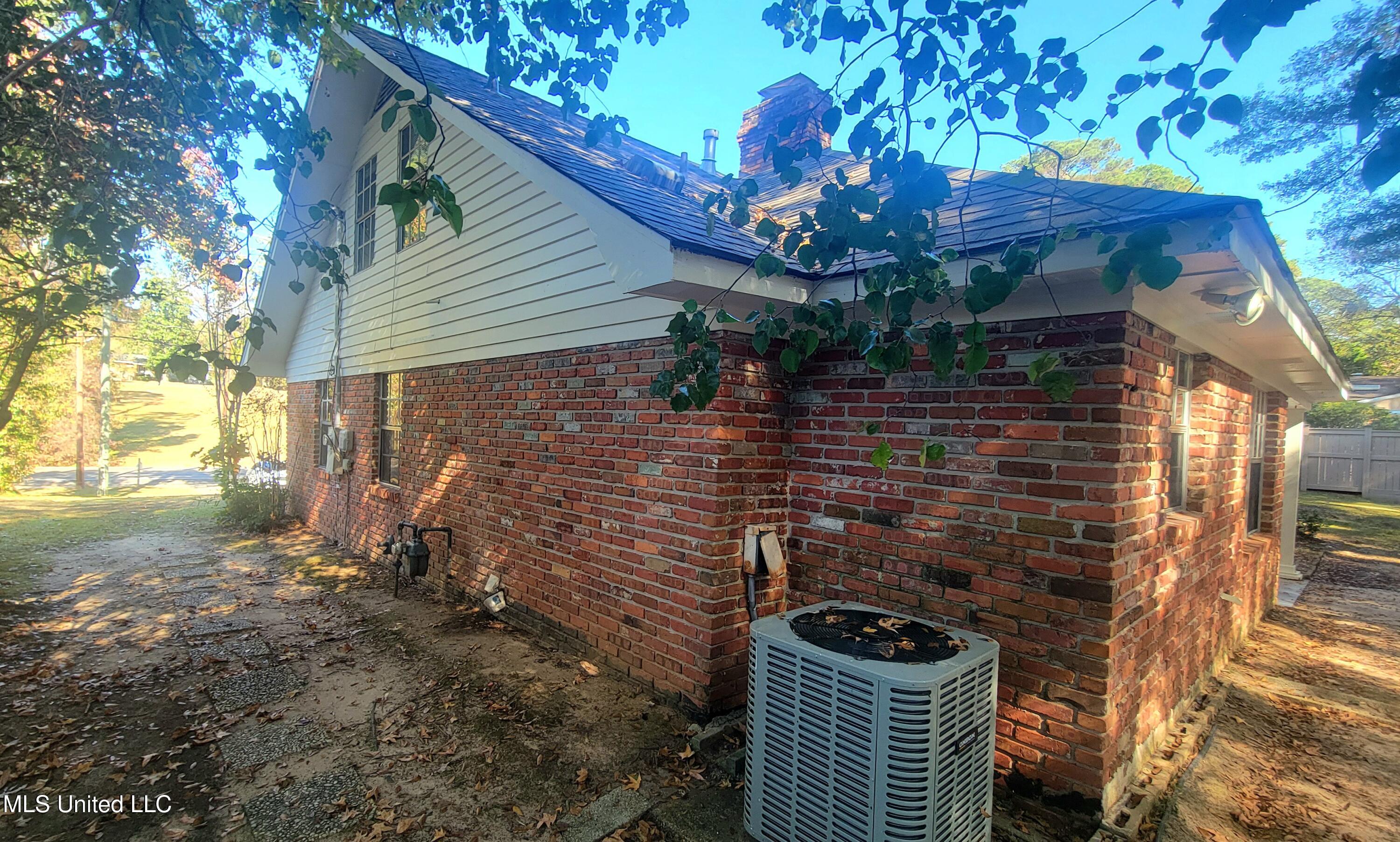 517 North Hills Street Meridian, MS 39305 - Photo 6 of 40 20251115_123859