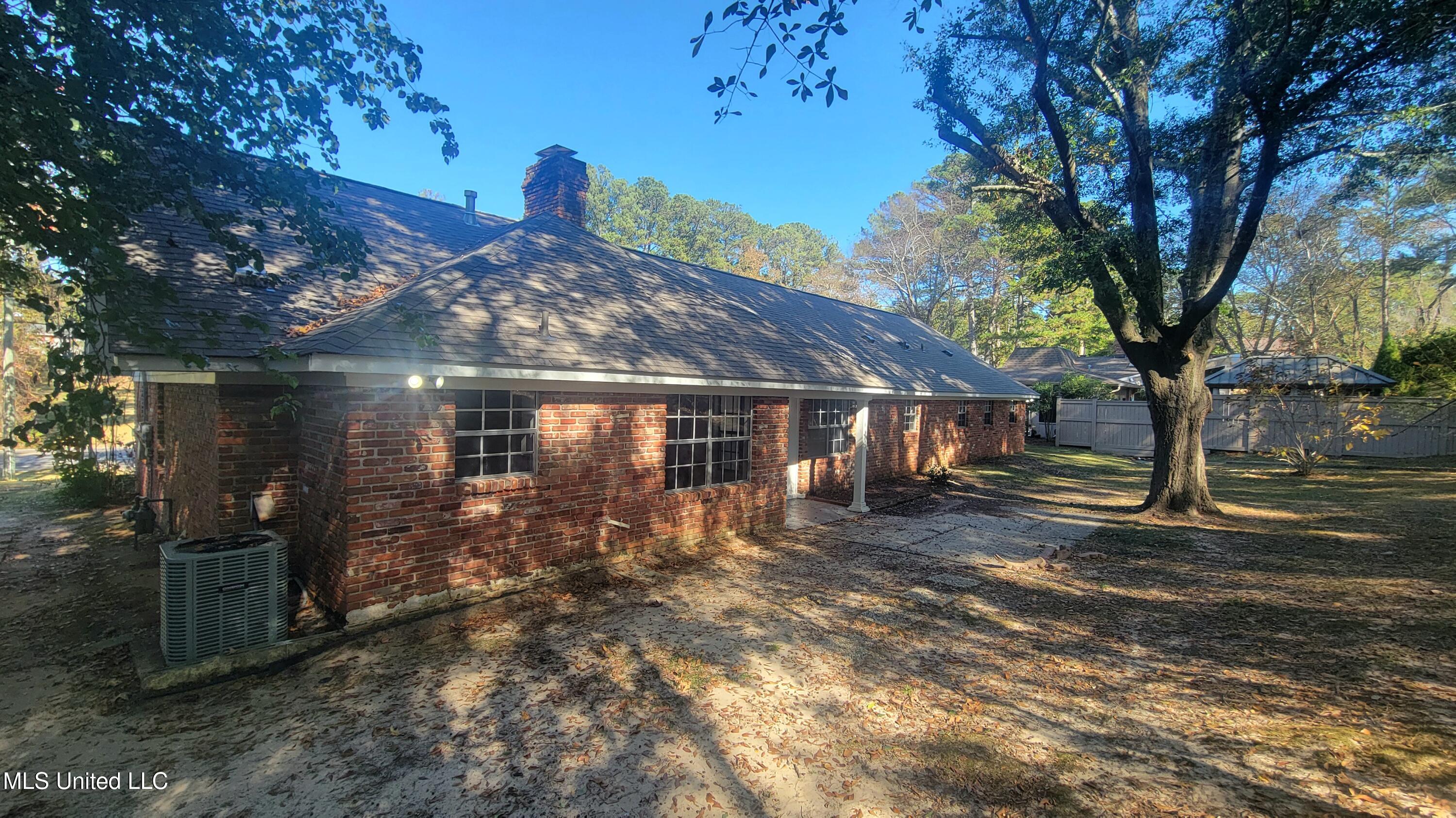 517 North Hills Street Meridian, MS 39305 - Photo 7 of 40 20251115_124039