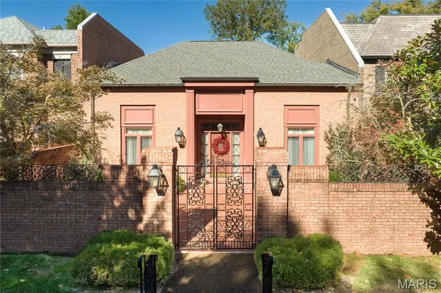 $1,300,000 | 11 Chatfield Place Road, Creve Coeur, MO 63141