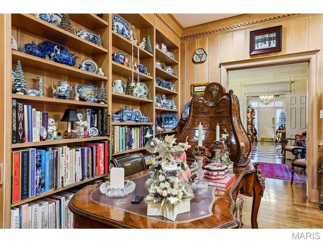 $1,300,000 | 11 Chatfield Place Road, Creve Coeur, MO 63141