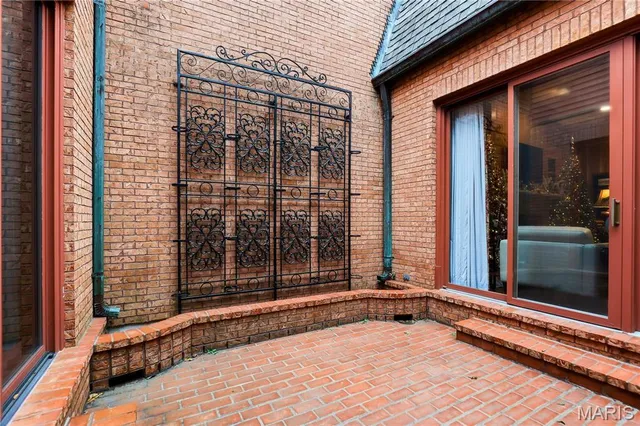 $1,300,000 | 11 Chatfield Place Road, Creve Coeur, MO 63141