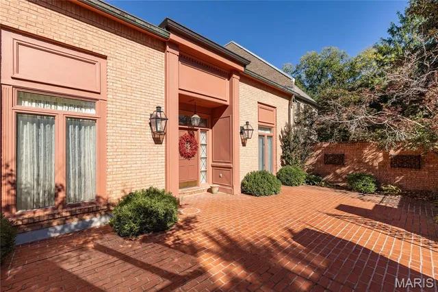 $1,300,000 | 11 Chatfield Place Road, Creve Coeur, MO 63141