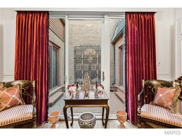 $1,300,000 | 11 Chatfield Place Road, Creve Coeur, MO 63141