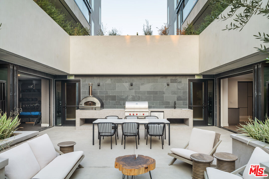 411 South Hamel Road, Unit 106 Los Angeles, CA 90048 - Photo 14 of 17 a patio with table and chairs