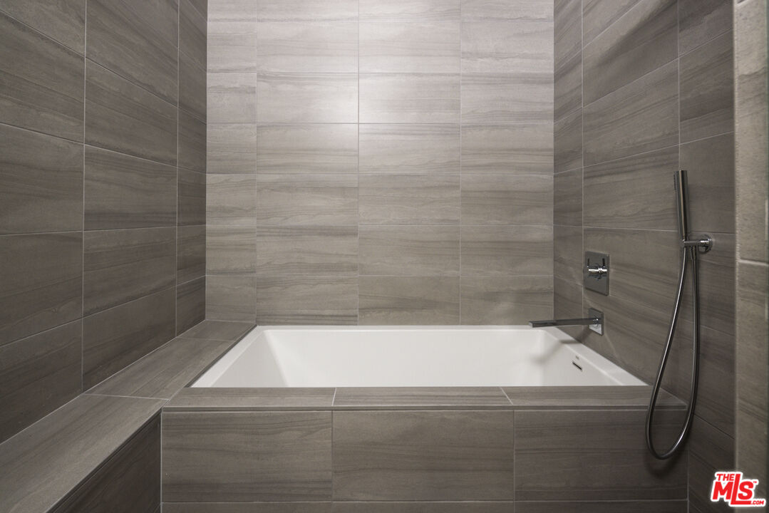 411 South Hamel Road, Unit 106 Los Angeles, CA 90048 - Photo 8 of 17 a bathroom with a bathtub