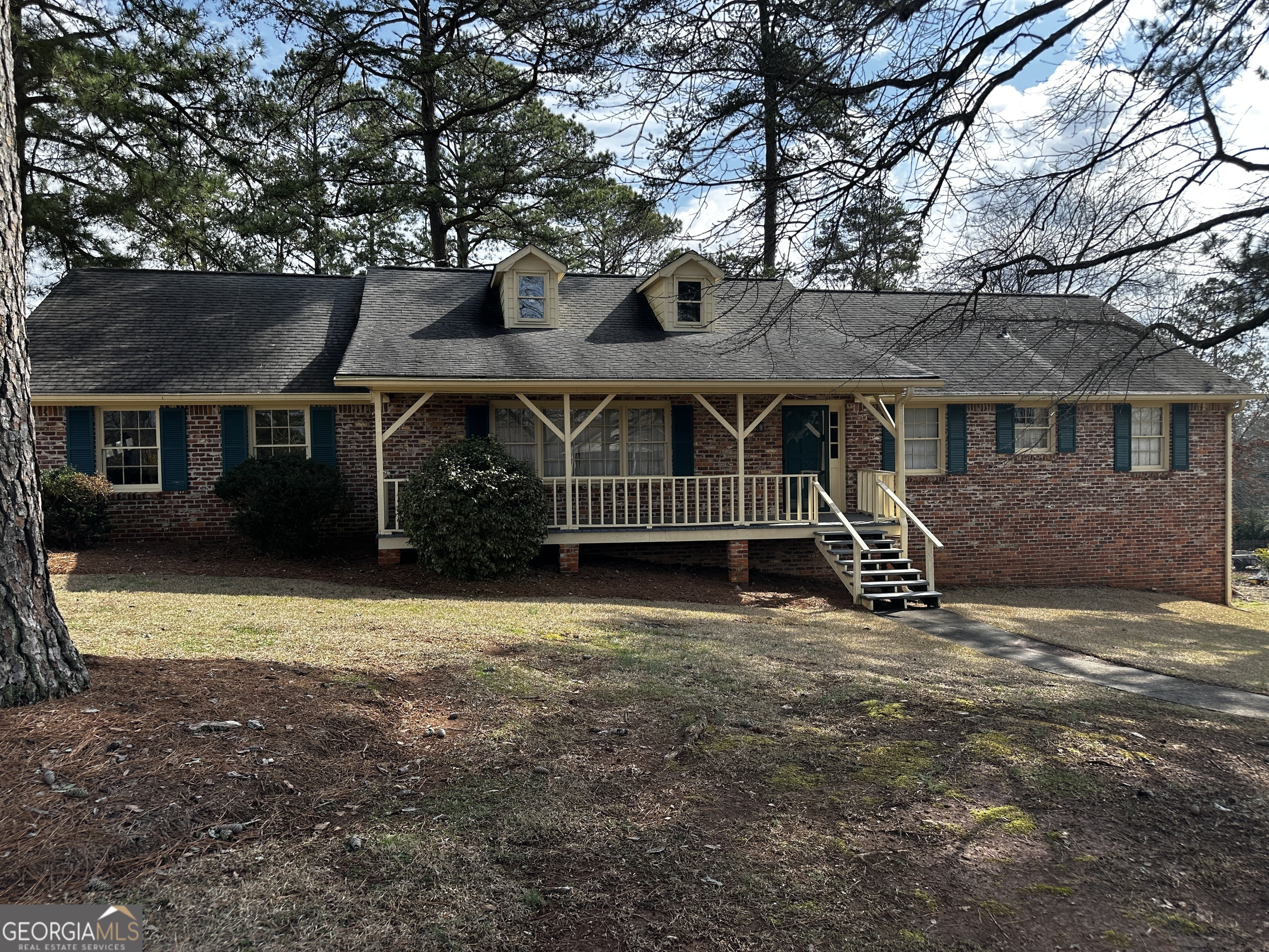 a view of a house with a yard