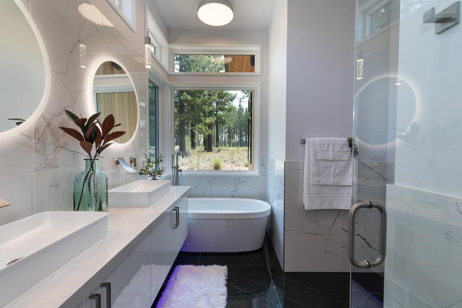 11614 Henness Road Truckee, CA 96161 - Photo 10 of 21 a bathroom with a sink toilet and a bathtub