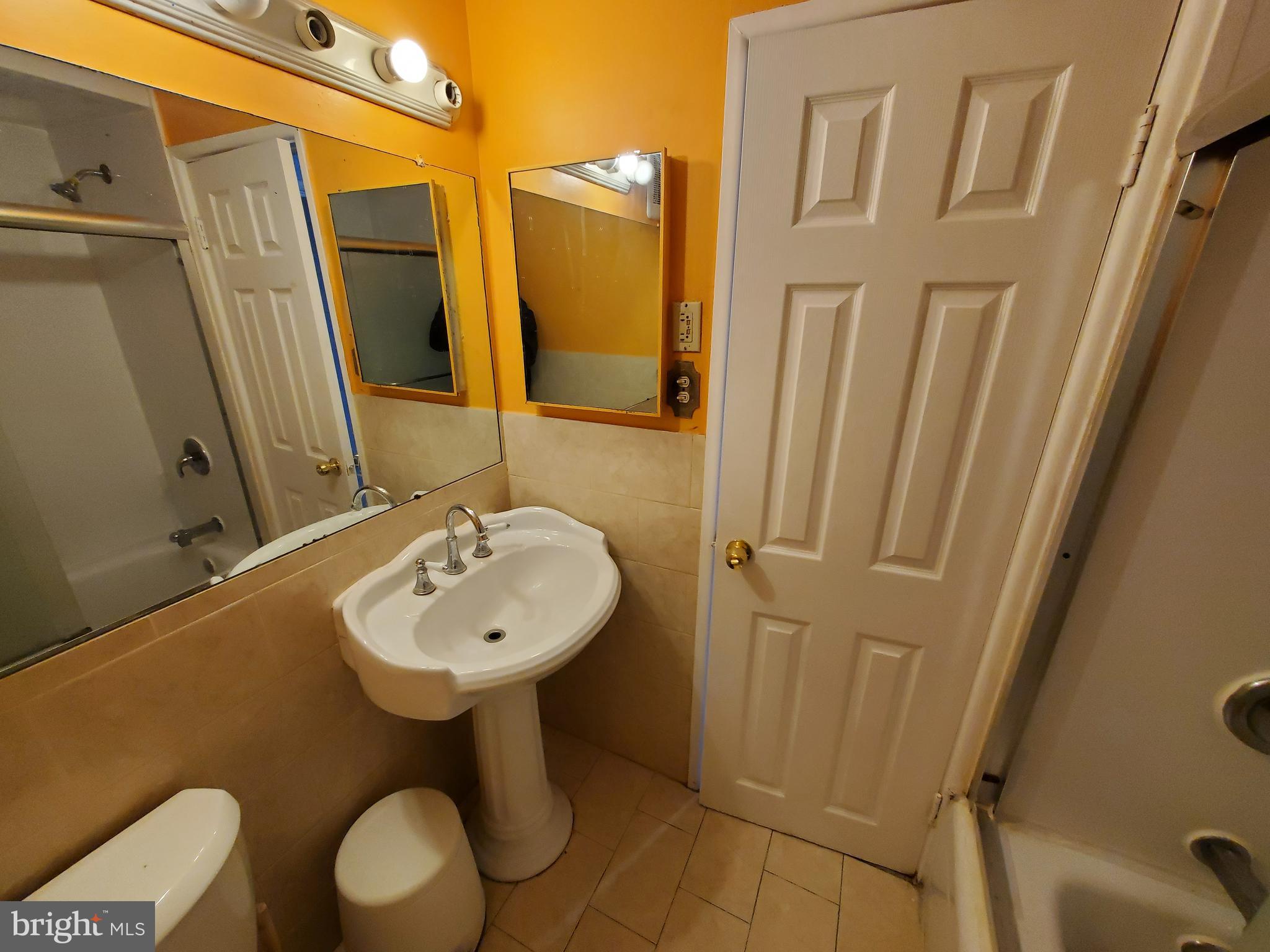 2837 Bittern Place Philadelphia, PA 19142 - Photo 18 of 34 Hallway full bath pic#3