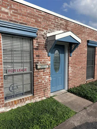 $1,300 | 703 South 2nd Street, La Porte, TX 77571