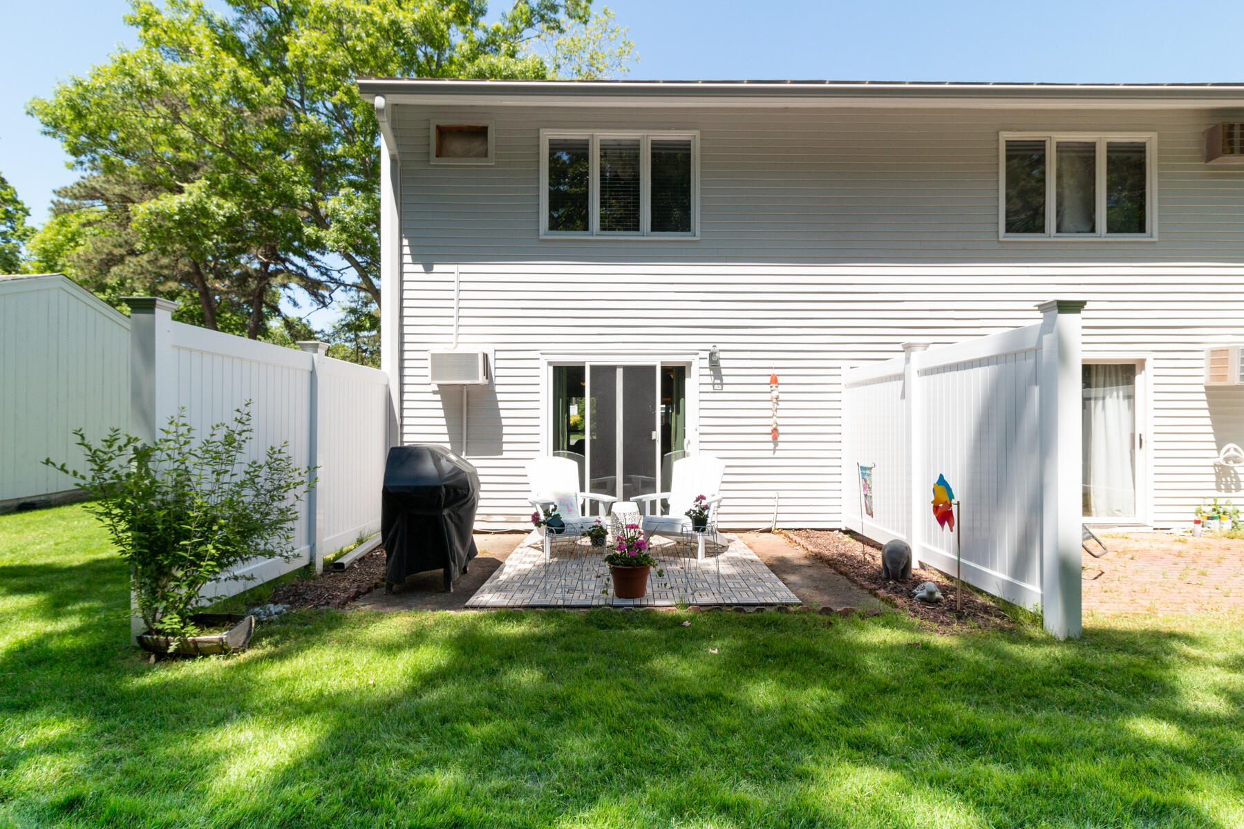 174 Lowell Road, Unit U14 Mashpee, MA 02649 - Photo 4 of 31 a view of backyard with a table and chairs and potted plants