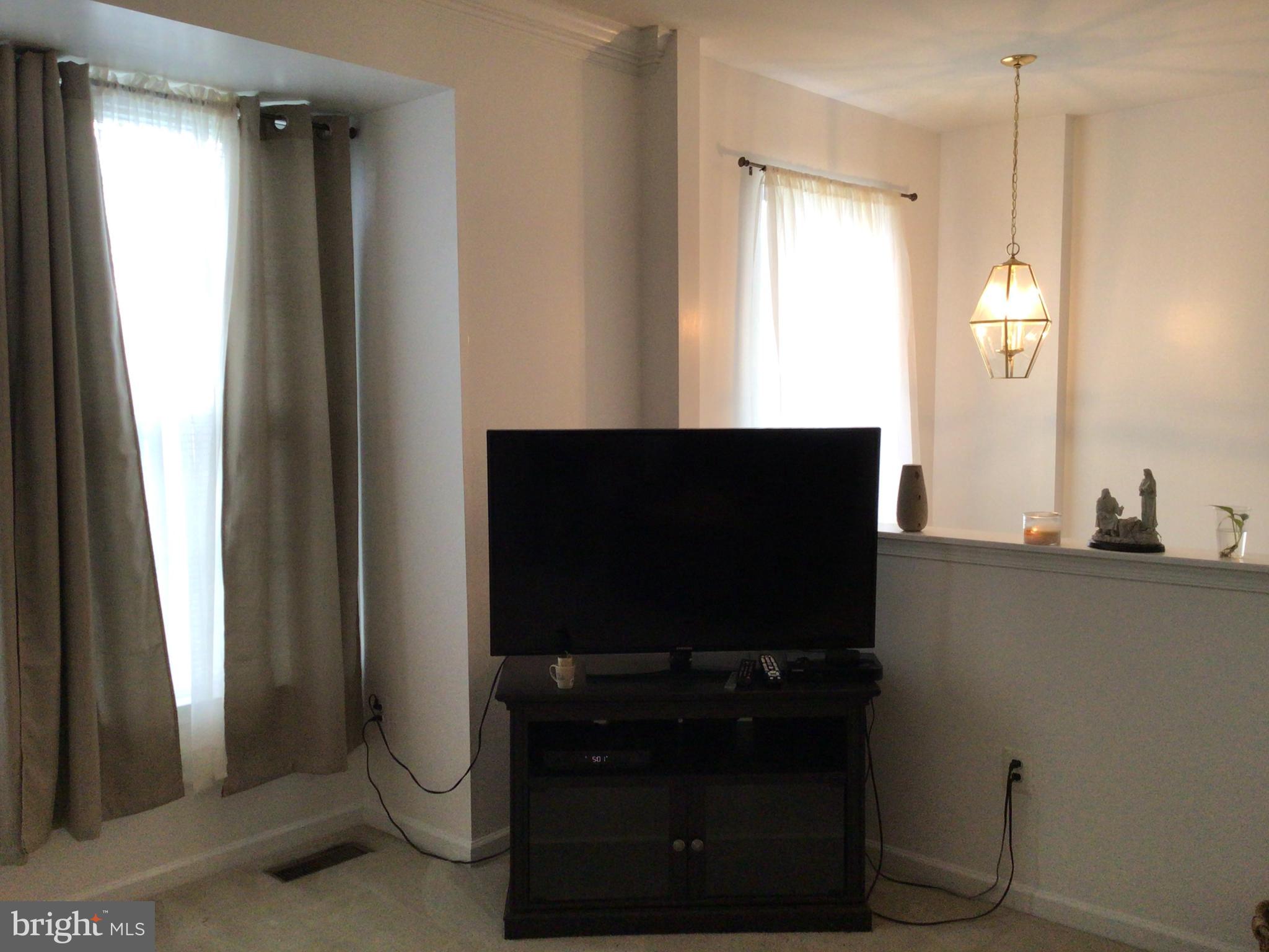 834 Lowe Road Baltimore, MD 21220 - Photo 13 of 39 Living Room
