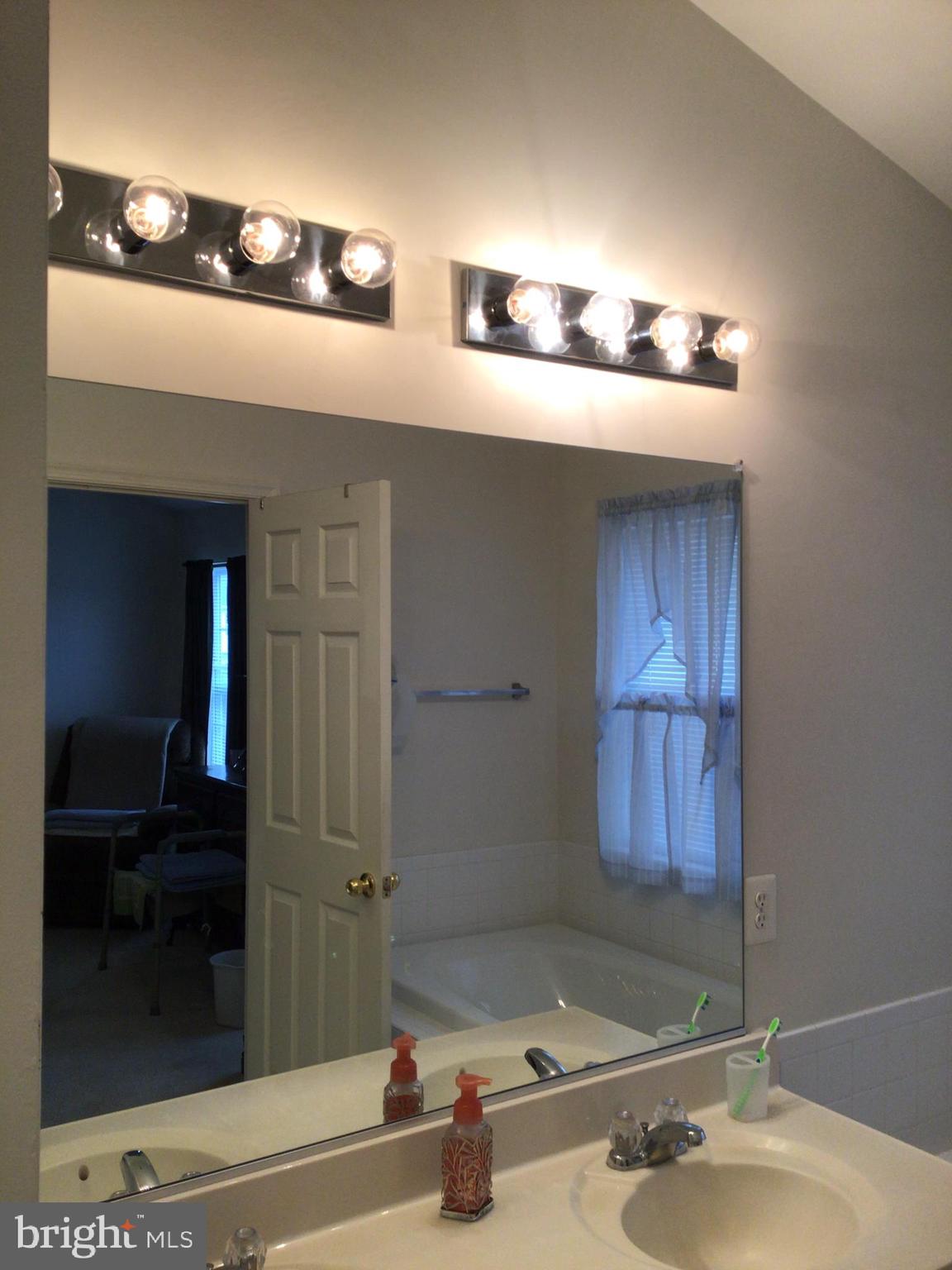 834 Lowe Road Baltimore, MD 21220 - Photo 18 of 39 Master Bath tub