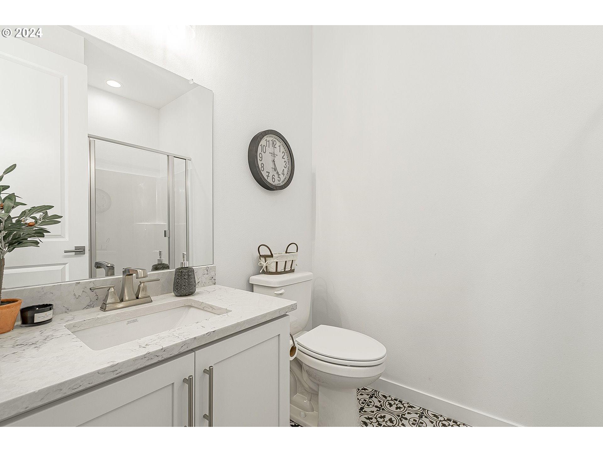 2855 North Mccanta Way Ridgefield, WA 98642 - Photo 27 of 44 a bathroom with a toilet a sink and mirror