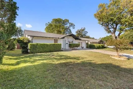 a view of a house with a yard