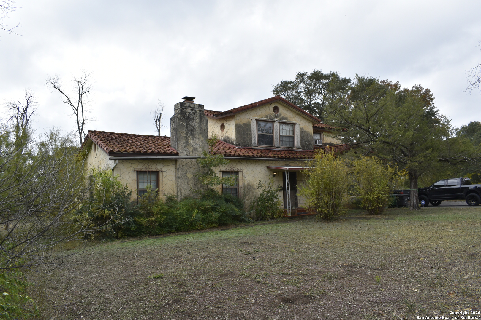a view of a house with a backyard
