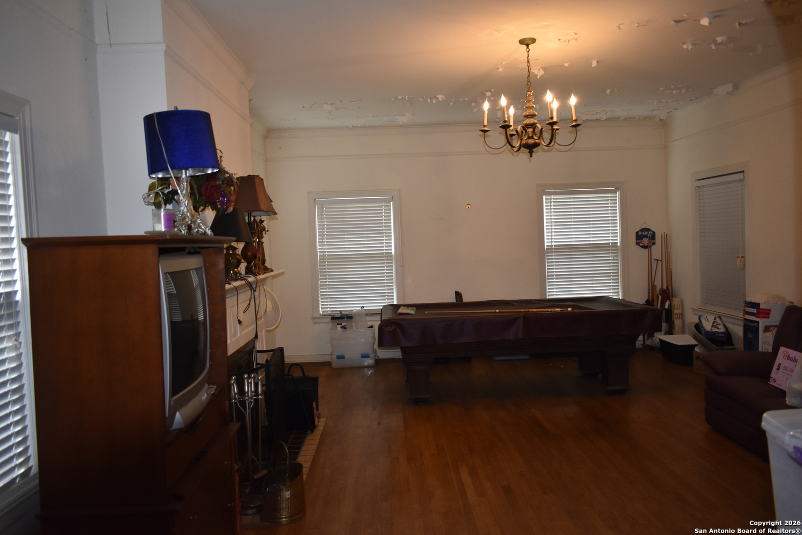 320 Babcock Road San Antonio, TX 78201 - Photo 11 of 27 a living room with furniture and a chandelier