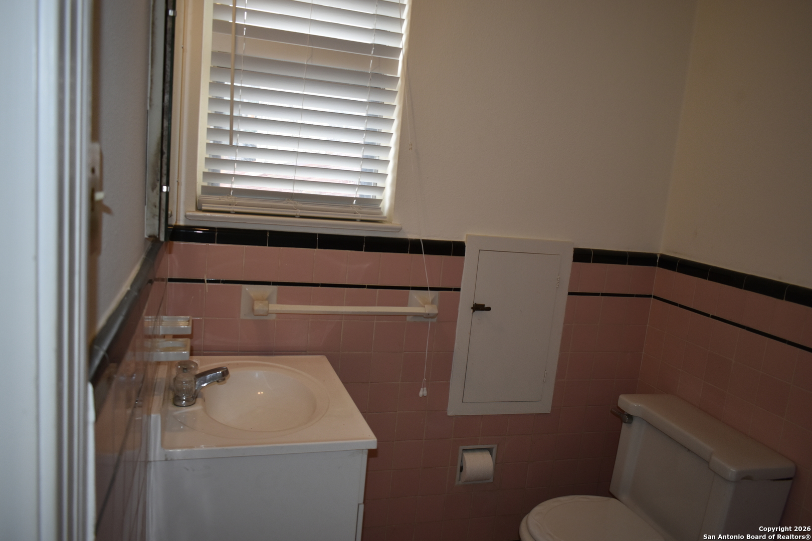 320 Babcock Road San Antonio, TX 78201 - Photo 18 of 27 a bathroom with a sink and a toilet