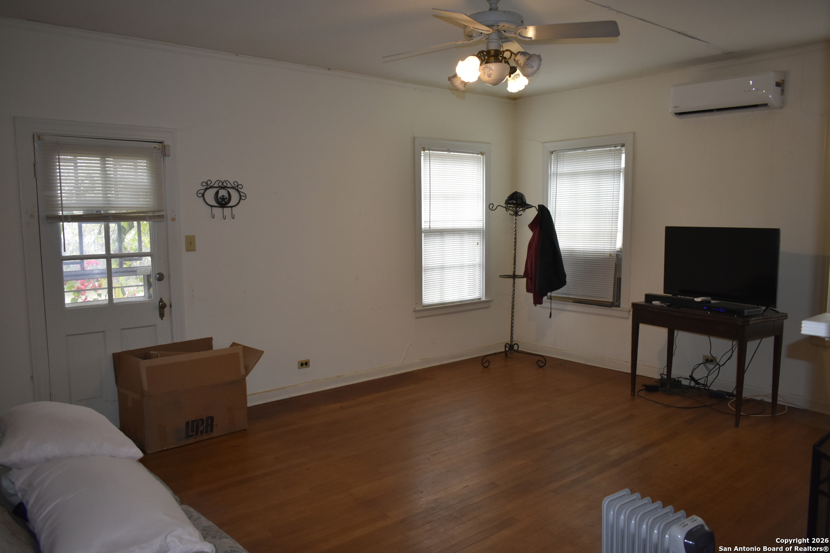 320 Babcock Road San Antonio, TX 78201 - Photo 19 of 27 a living room with furniture and a flat screen tv