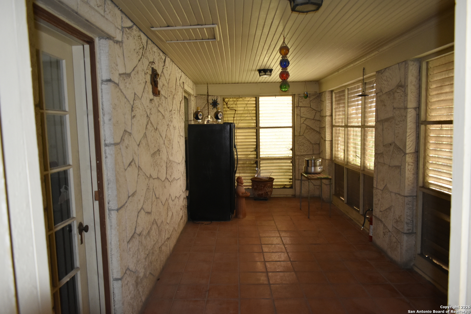 320 Babcock Road San Antonio, TX 78201 - Photo 23 of 27 a view of entryway with window