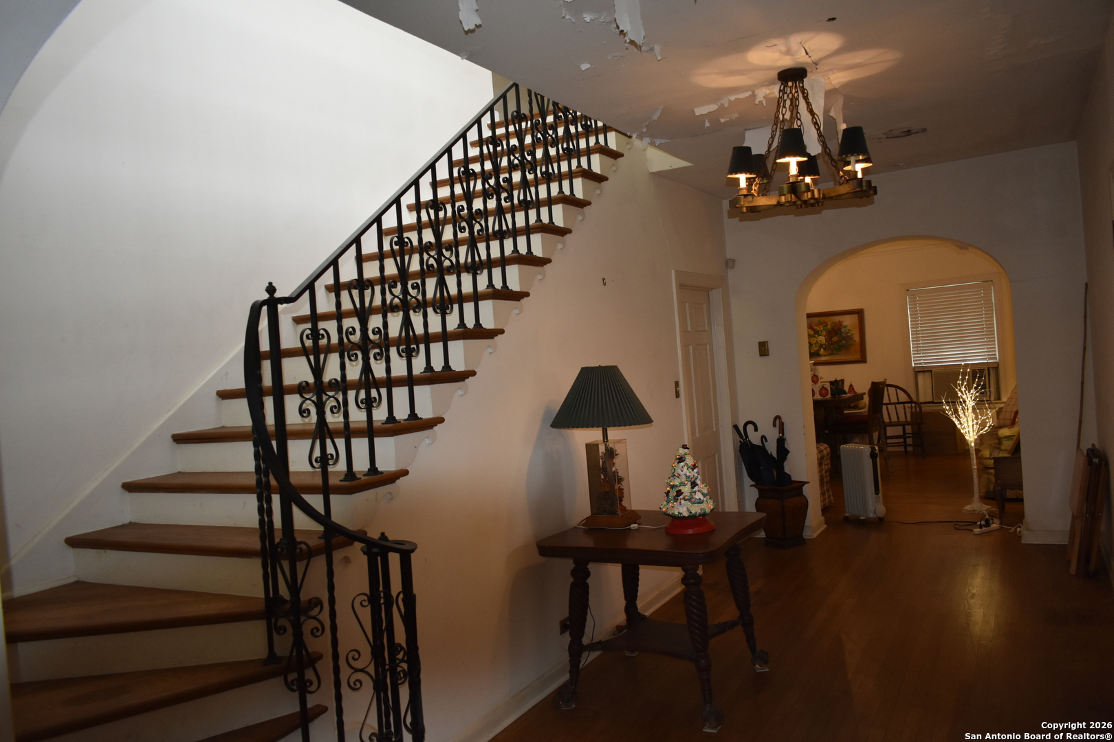 320 Babcock Road San Antonio, TX 78201 - Photo 10 of 27 a view of entryway and hall with wooden floor