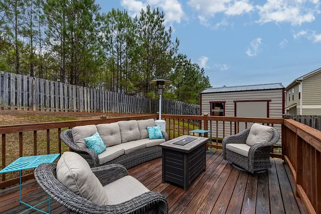 a view of a backyard