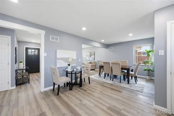 $359,900 | 8609 Mayflower Court, University City, MO 63132