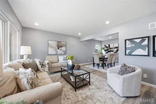 $359,900 | 8609 Mayflower Court, University City, MO 63132