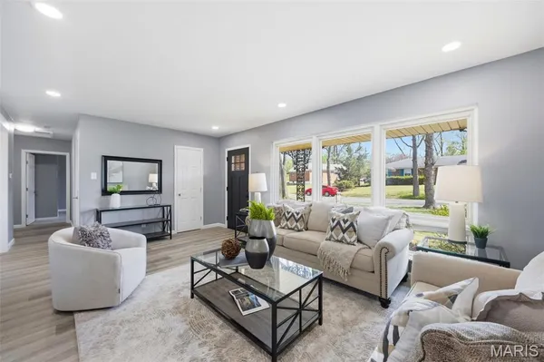 $359,900 | 8609 Mayflower Court, University City, MO 63132