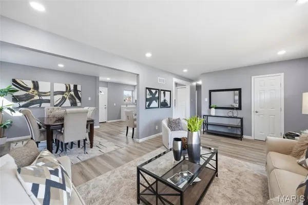 $359,900 | 8609 Mayflower Court, University City, MO 63132