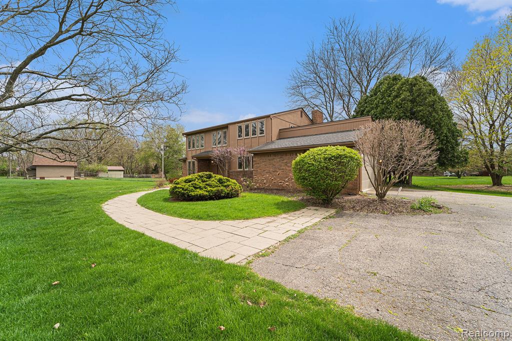 8165 Holcomb Road Clarkston, MI 48348 - Photo 4 of 43